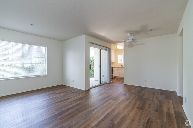 2BR, 2BA - 1008SF - Living Room