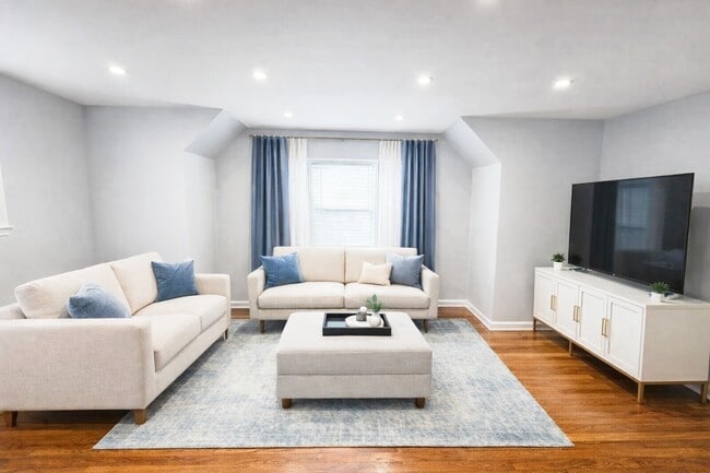 Building Photo - 2050 Hazen St Unit 2nd floor (Entire floor)