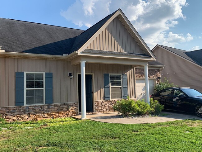 Building Photo - One Level End Unit Townhome with 1 Car Garage