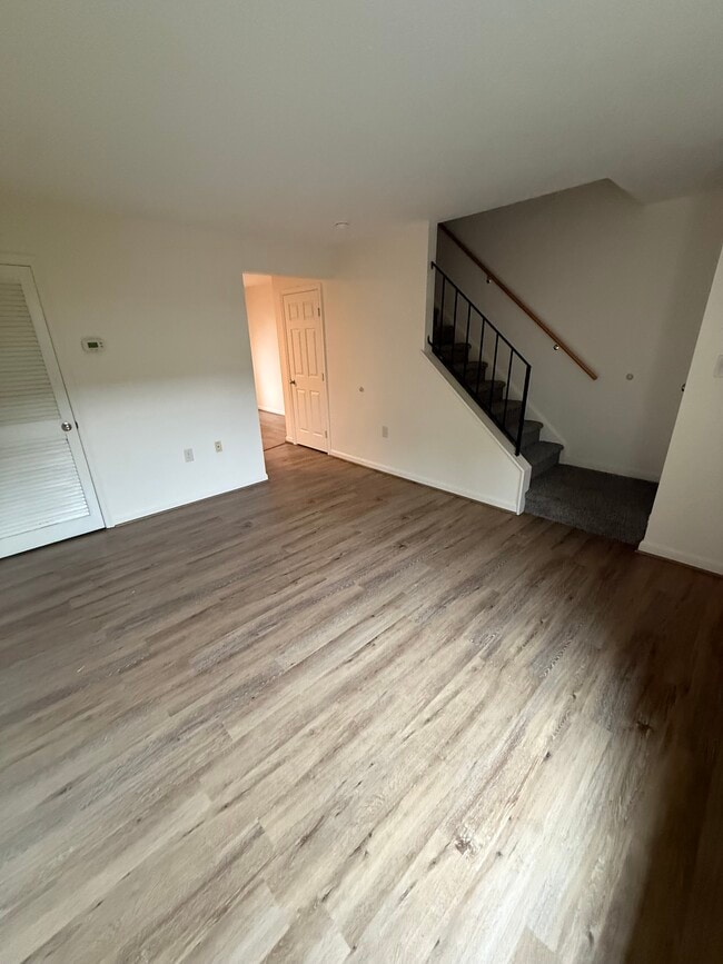 Photo - 382 Woodstock Ln