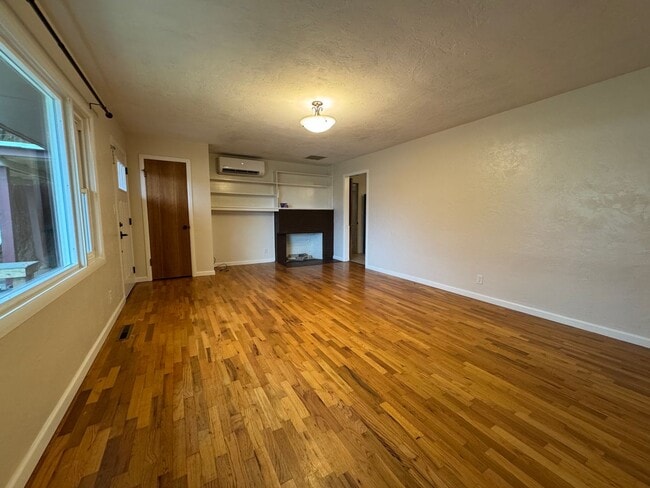 Photo - 4 Bedroom, 2 Bathroom House in SE Eugene