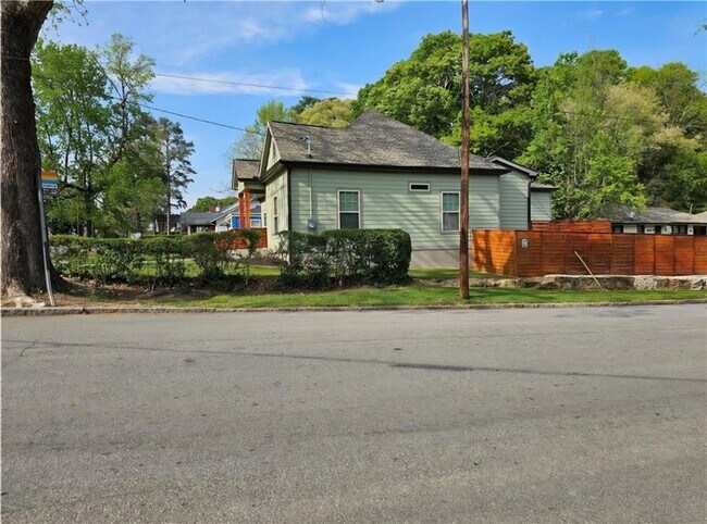 Photo - 198 Wellington St SW