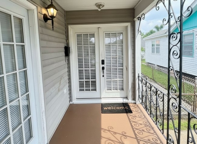 Front Porch - 6022 Vermillion Blvd Unit B