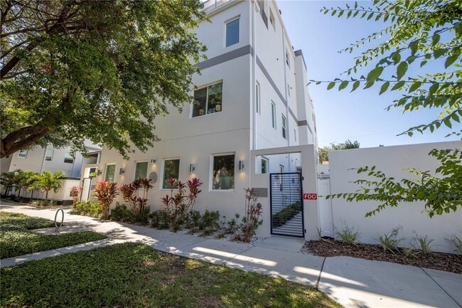 Building Photo - 536 4th Ave S