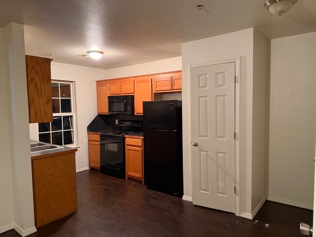 Building Photo - Triplex 300-2