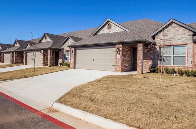 Building Photo - MUST SEE 3BDRM 2.0 BATH TOWNHOUSE HOUSE!!!