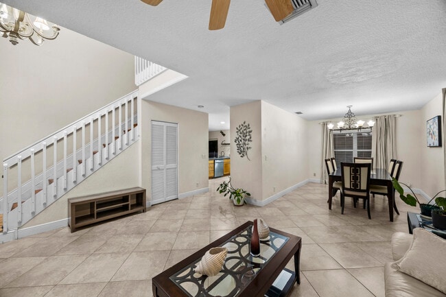 Photo - 1622 S Club Dr