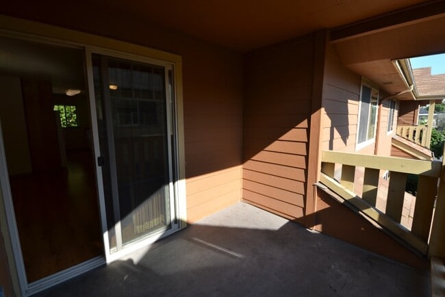 Photo - Nice 3 Bed Upstairs Flat - Walking Distance to Campus! Unit B