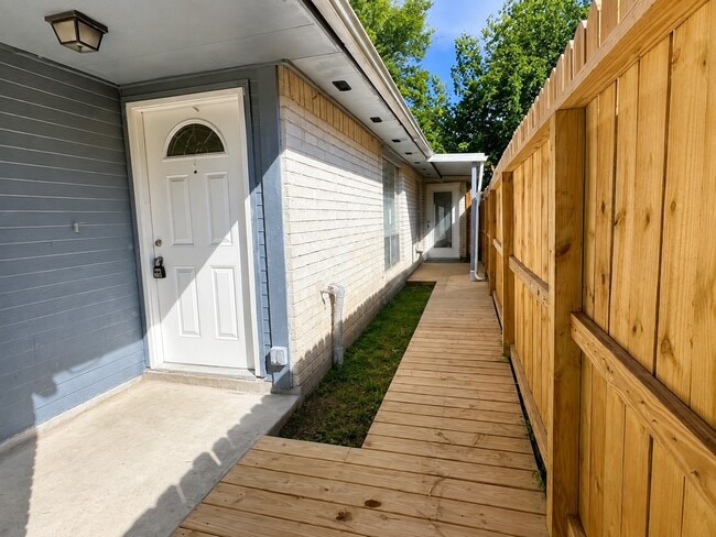 Building Photo - 3105 Oak Rock