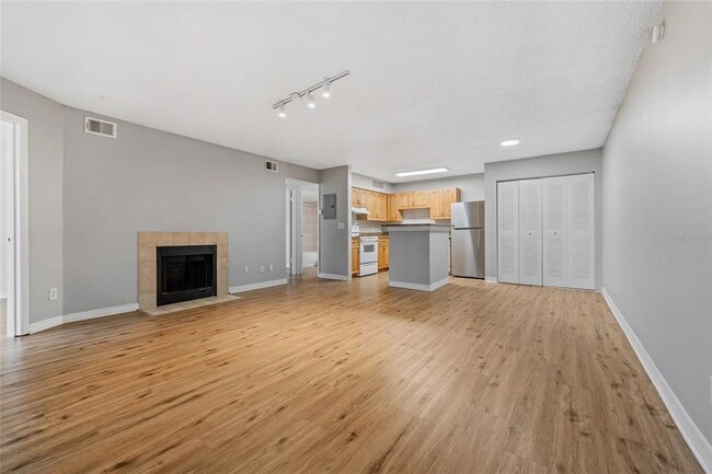 Building Photo - 370 Lake Placid Ct Unit 101