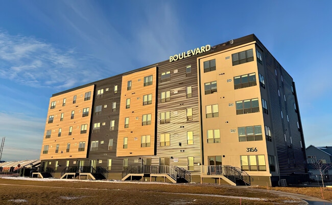 Building Photo - Boulevard Square 3