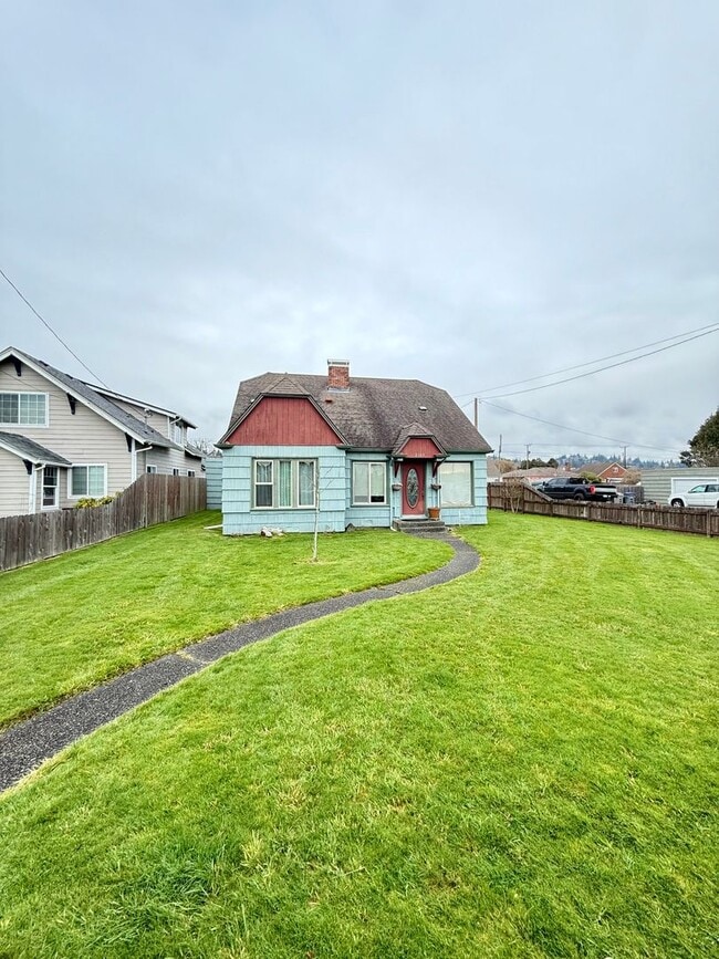 Building Photo - 3bd & 1 1/2ba with 2 Car Garage