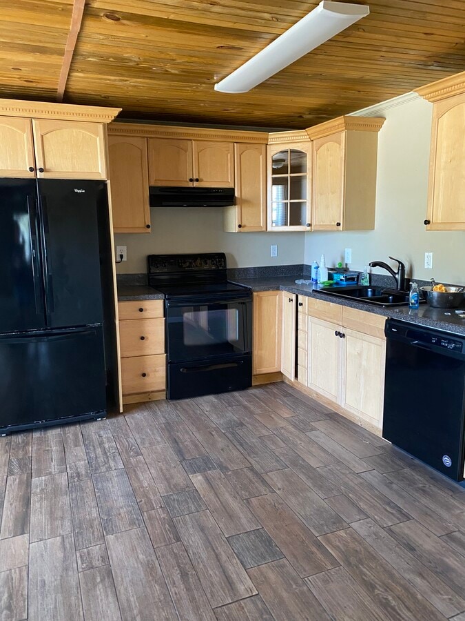 kitchen - 400 N Plum St