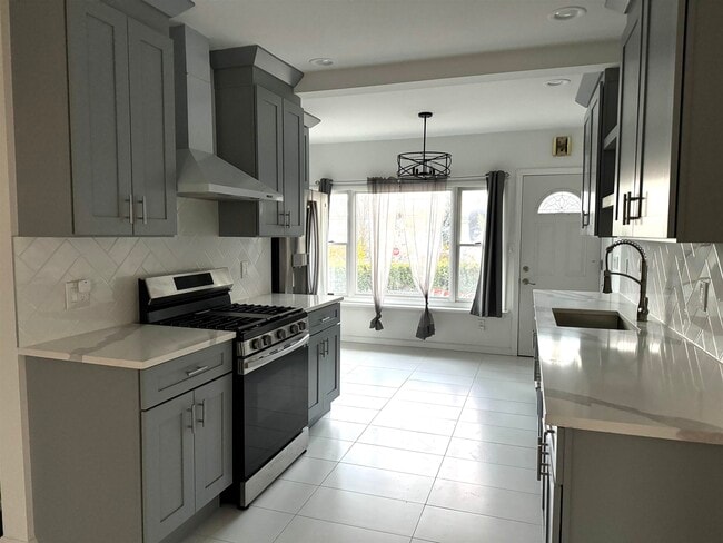 Building Photo - 143 W 2nd St Unit 1