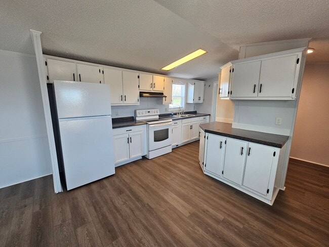 Photo - NEW LISTING!!!