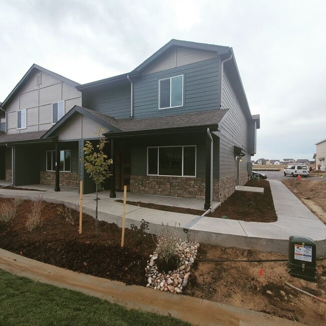 Building Photo - Updated and Bright 3 Bedroom Townhouse in Greeley!