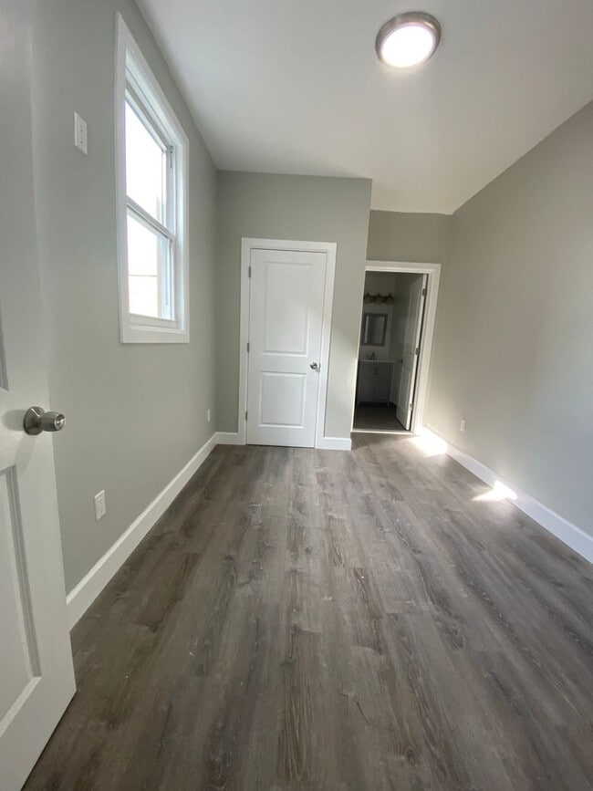 Building Photo - 121 N. Lake Unit Floor 2