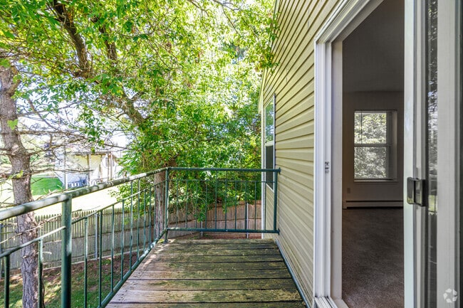 2BR, 1BA - 1,055SF - Balcony