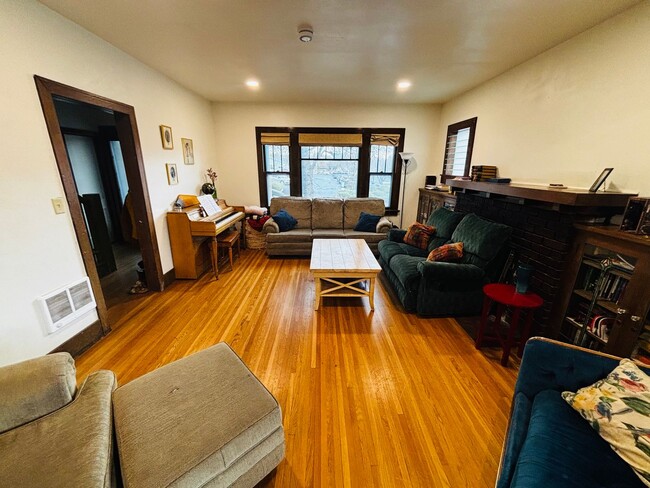 Photo - 202 E 7th St Unit 1