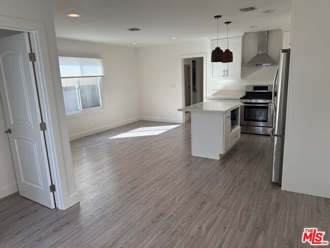 Photo - 907 Burrell St