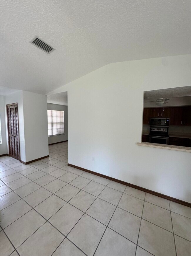Photo - 5585 Barna Ave