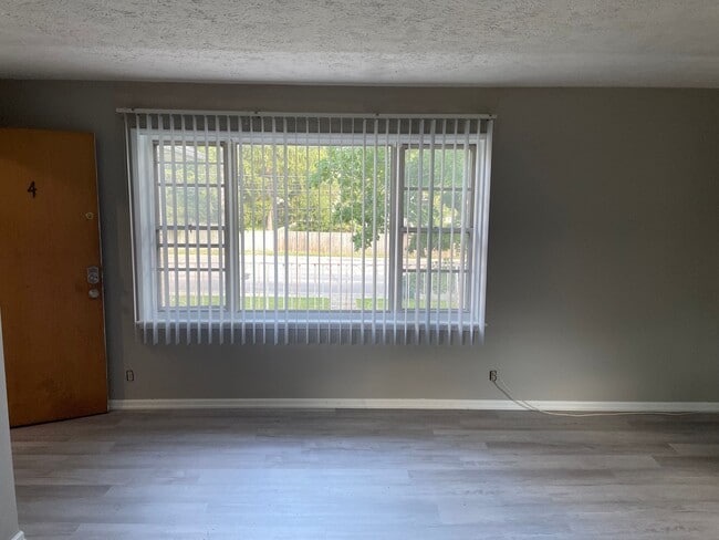 Building Photo - $875 Potter House Apartments: Directly adjacent to BSU and IU Health Ball Memorial Hospital. Unit 6