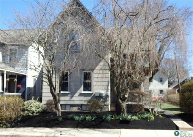 Building Photo - 33 N Hellertown Ave Unit A