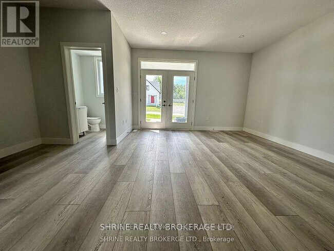 Photo - 990 Deveron Crescent