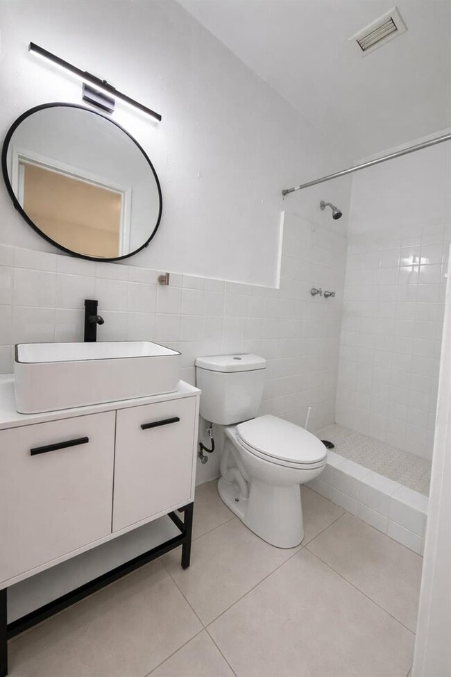 Photo - $2,450 1942 Funston Street #1-5