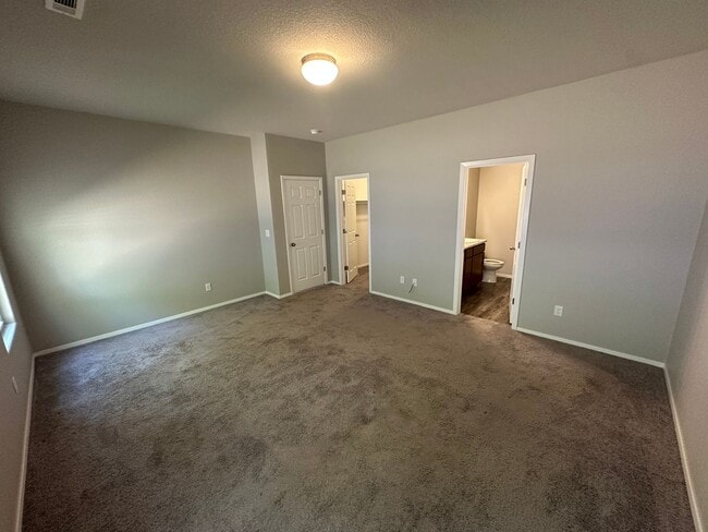 4702 W Hoover Loop