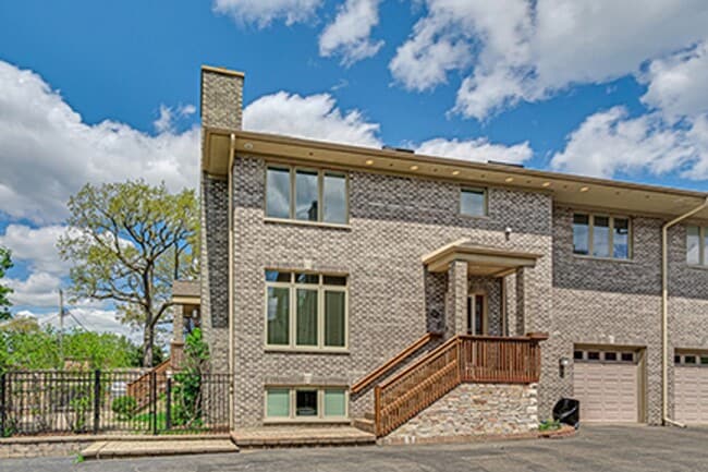 Building Photo - Spacious & Modern Townhouse in HIGHWOOD!