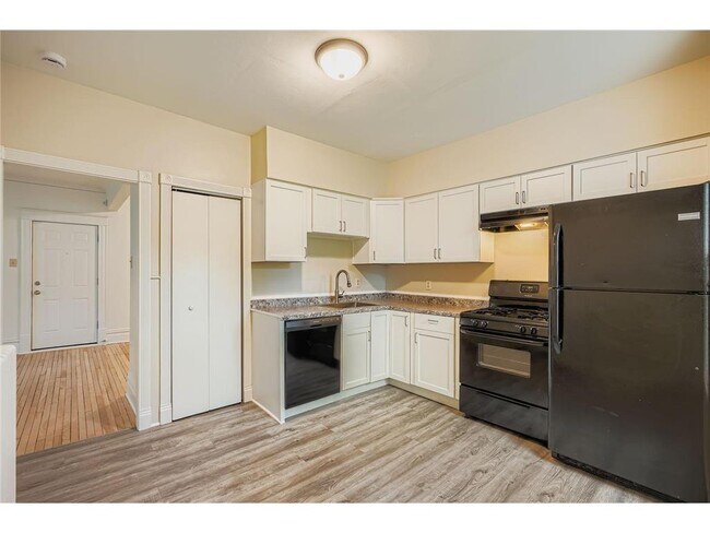 Photo - 595 Hawthorne Ave E