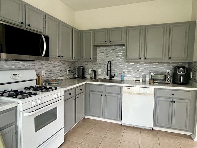 Photo - 20417 Riverbend Sq Unidad Spacious Bright Condo in Sterling