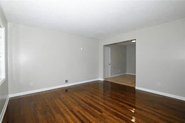 Photo - 722 Tara Cir SE