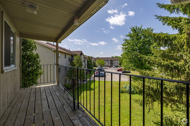 2BR, 1BA - 975SF - Balcony