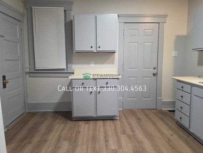 Photo - 149 Rhodes Ave Unit Downstairs