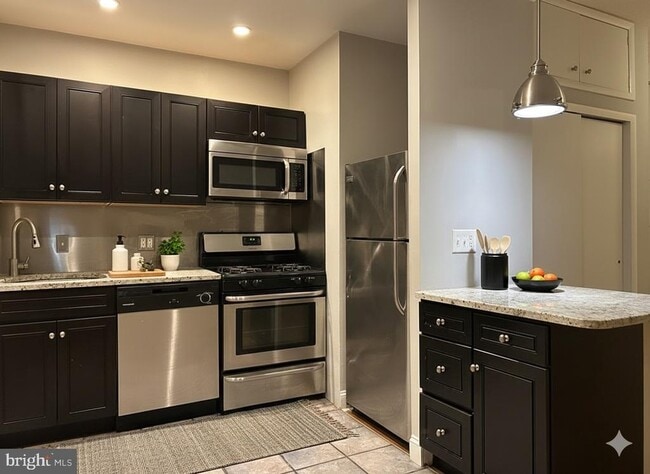 Building Photo - 114 N 3rd St Unit 2