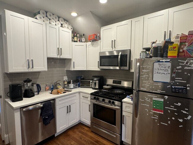 Photo - Great 4 bedroom w/ 2 full bathrooms - Northeastern