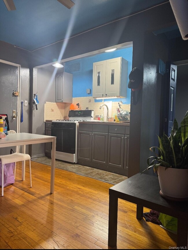 Building Photo - 212-04-212-75 75th Ave Unit 3M