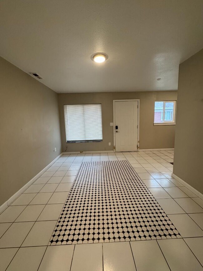 Photo - 343 E Lambourne Ave