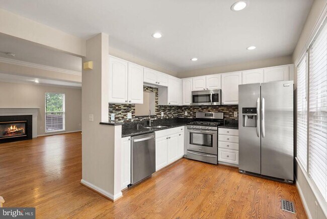 Photo - 917 Rolfe Pl