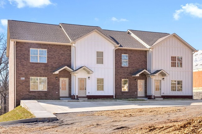 Building Photo - 3 Bedroom Pet Friendly Townhome For Rent Near Heritage Park!