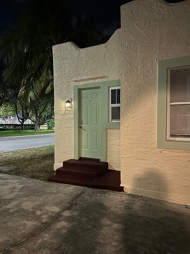 Entrada trasera desde el camino de entrada - 5915 N Flagler Dr