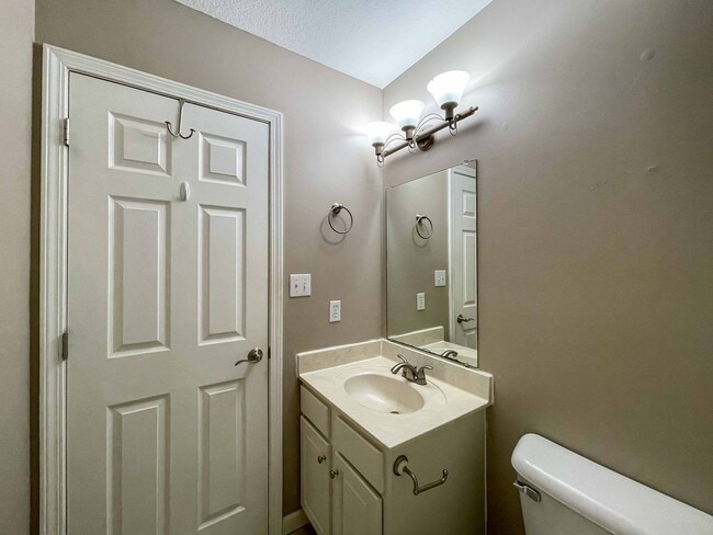 Building Photo - Spacious Four-Bedroom in Candler Rental