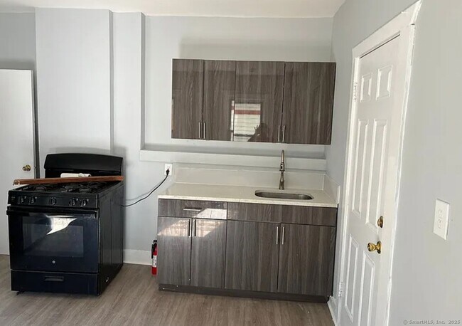 Building Photo - 651 Maple St Unit 2 Rental