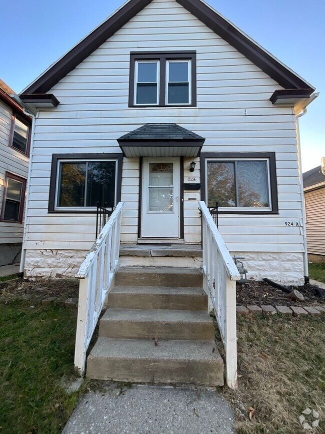 Building Photo - 924 S 74th St Unit 924 S 74th St Upper Rental