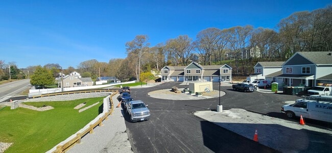 Photo - 719 Putnam Pike