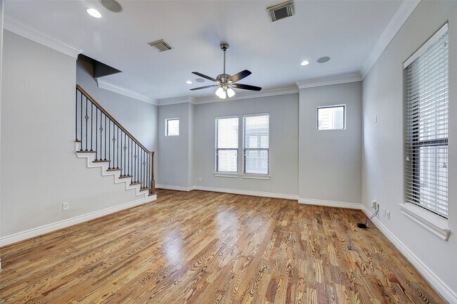 Photo - 3245 Maxroy St