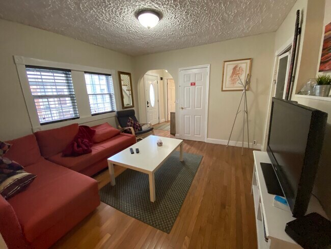 Photo - 4 Gore Street Plz