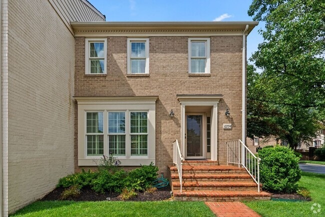 Building Photo - 3 Bed 3.5 Bath - Rockville Townhouse - Fin...